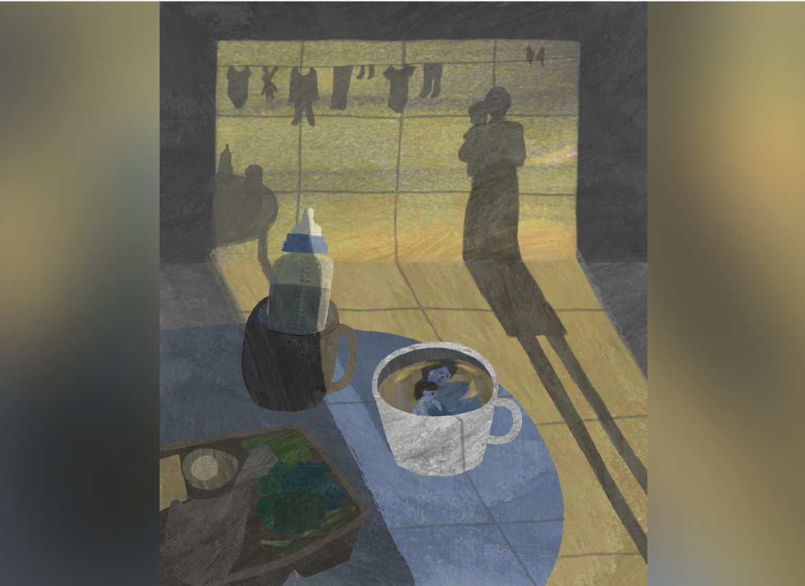 新手媽媽孤獨感插畫：前景放著奶瓶與涼掉的咖啡，杯中倒映著抱嬰的母親身影；窗邊曬著嬰兒衣物，一位母親獨自抱著寶寶望向窗外，呈現產後照顧的疲憊與孤單。