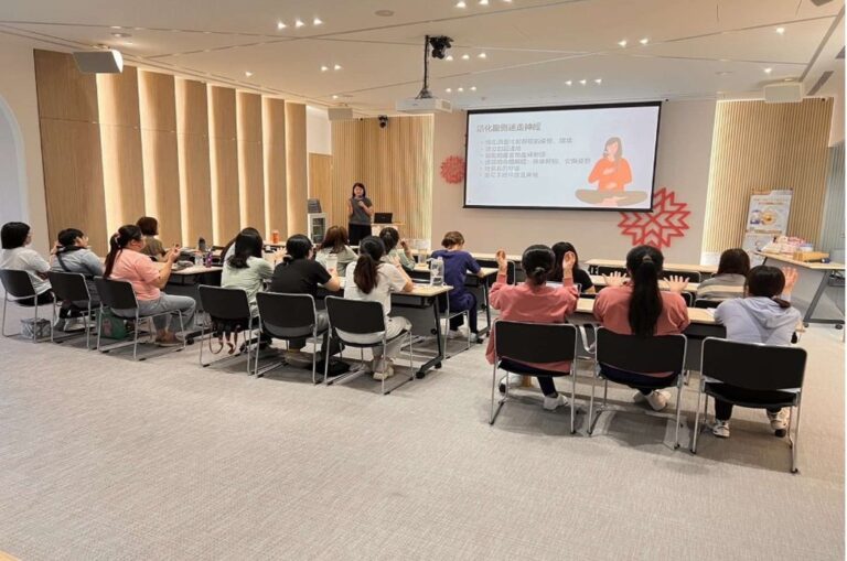 多元迷走神經工作坊現場：講師講解「活化腹側迷走神經」的方法，學員們舉手跟著進行身心調節練習。 評估檔案壓縮需求與策略。