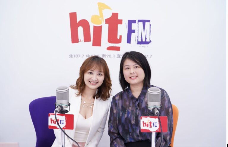 吳依倫醫師接受台北之音HitFM嗆新聞專訪，與主持人陳家頤合影