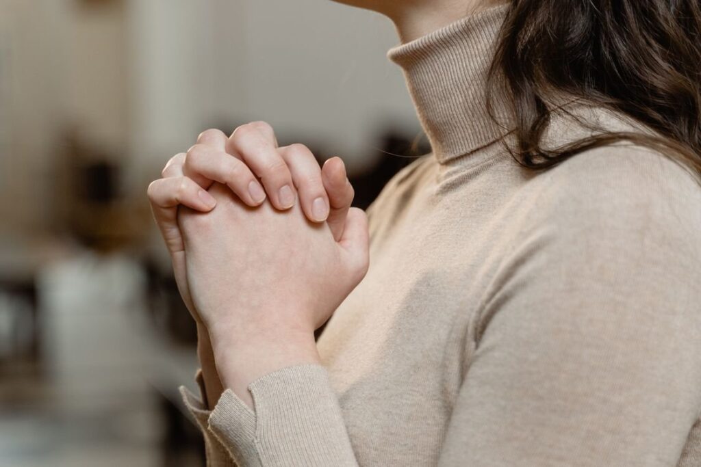 女性緊握雙手——承載著無法說出口的情緒