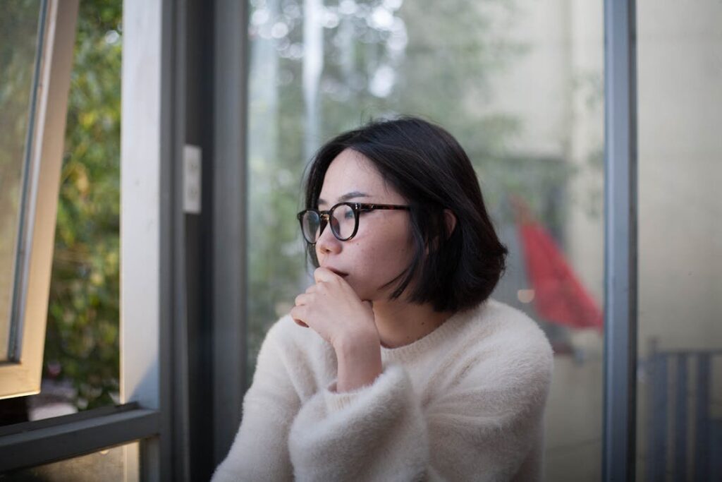 窗邊沉思的女性——象徵那些說不出口的心事