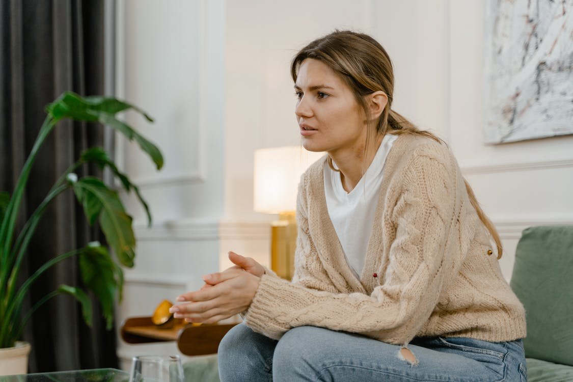 女性在心理治療中訴說自己的經歷
