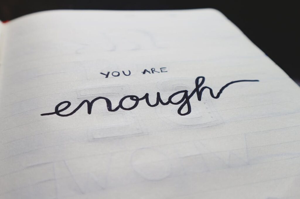 筆記本上的手寫字「You are enough」——你的人生也很重要